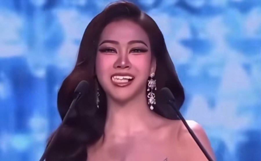 Miss Grand Thailand candidate natanggal pustiso habang nagpapakilala