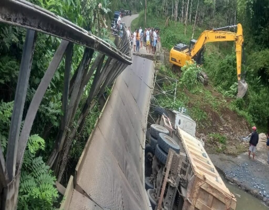 ‘Tulay ng Pangulo’ sa Zambo , gumuho: Dump truck nahulog sa ilog