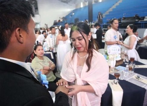 Pinoy na nagpapakasal, kumokonti