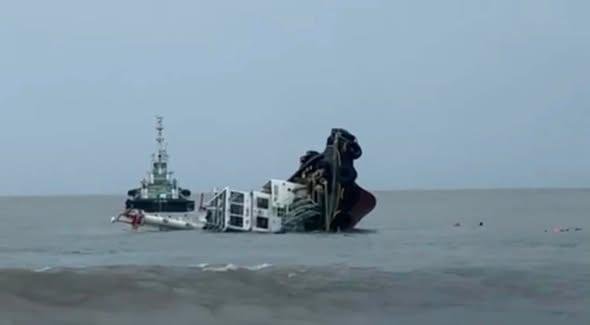 TUGBOAT LUMUBOG SA ZAMBALES