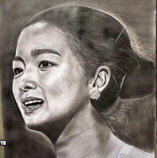 Alex Eala iginuhit gamit ang uling ng kahoy at kaserola
