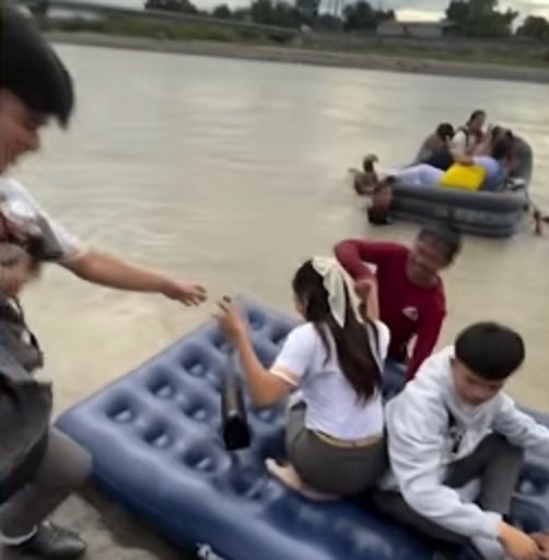 Ilang estudyante, sumasakay sa airbed upang makatawid sa ilog para makapasok sa paaralan