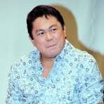 Dennis, sinusuyo si Julia